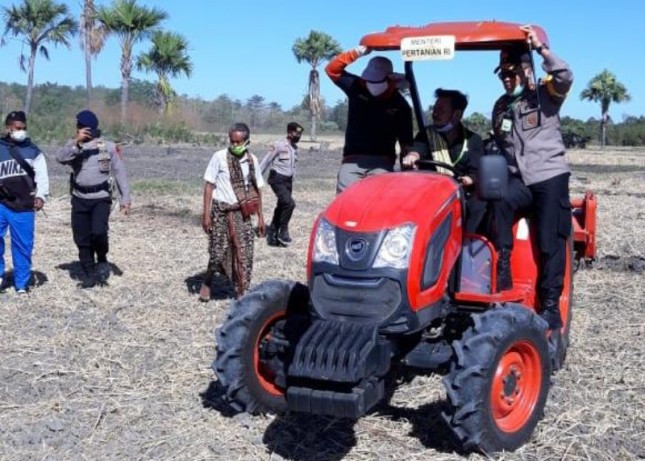Menteri Pertanian Syahrul Yasin Limpo mencoba traktor di sawah (Doc: Kementan)