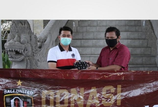 Bali United FC Donasi Masker Non Medis ke Kabupaten Klungkung