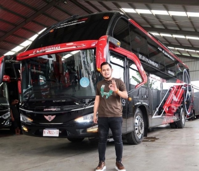 Gilang Widya Purnama Di Depan Bus Wisata Type Baru, Avante H8