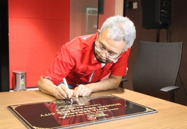 Direktur Network & IT Solution Telkom Zulhelfi Abidin menandatangani prasasasti peresmian Modern Broadband City Kota Serang dan Kabupaten Lebak 