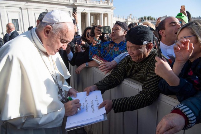 AM Putut Prabantoro menerima “Berkat Damai Untuk Bangsa Indonesia” yang ditandatangani oleh Paus Fransiskus di Lapangan St. Petrus, Vatikan (16 Oktober 2019