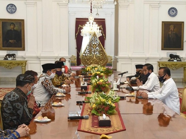 Presiden Joko Widodo dan Wakil Presiden K.H. Ma’ruf Amin mengadakan pertemuan dengan delapan tokoh lintas agama di Istana Merdeka, Selasa sore, 2 Juni 2020.