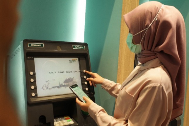 Nasabah Mandiri Syariah sedang melakukan transaksi digital (Doc:Mandiri Syariah)