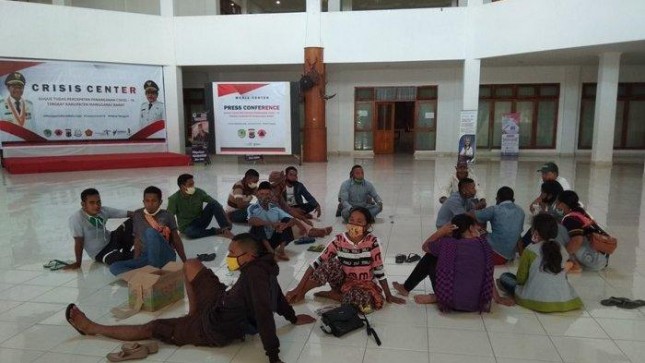 Puluhan keluarga almarhum Sofianus Sudirman (44) saat berada di Kantor Bupati Mabar, Kamis (4/6/2020) siang. Foto kupang.tribunnews.com 