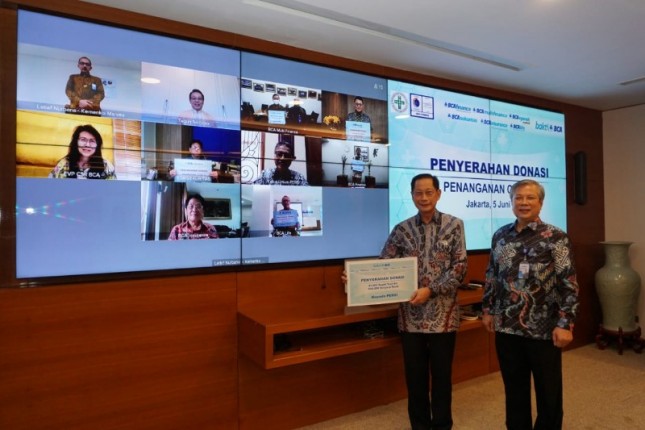 Penyerahan donasi dilakukan secara simbolis oleh Presiden Direktur BCA Jahja Setiaatmadja (kiri) dan Direktur BCA Erwan Yuris. (Doc:BCA)