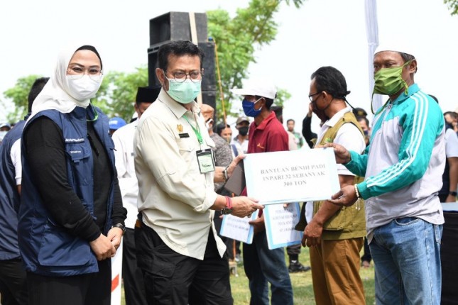 Menteri Pertanian Syahrul Yasin Limpo serahkan bantuan benih (Doc: Kementan)