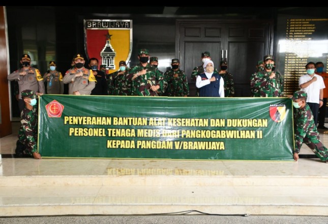 Penyerahan Bantuan Alat Kesehatan dan Dukungan Personel Tenaga Medis dari Pangkogabwilhan II Kepada Pangdam V/Brawijaya