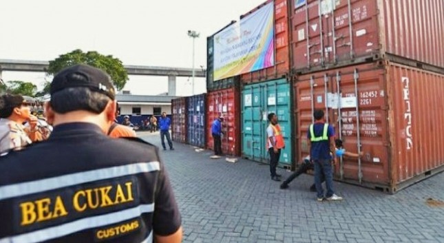 Petugas Bea Cukai Sidak Kontainer Impor di Pelabuhan (ist) 
