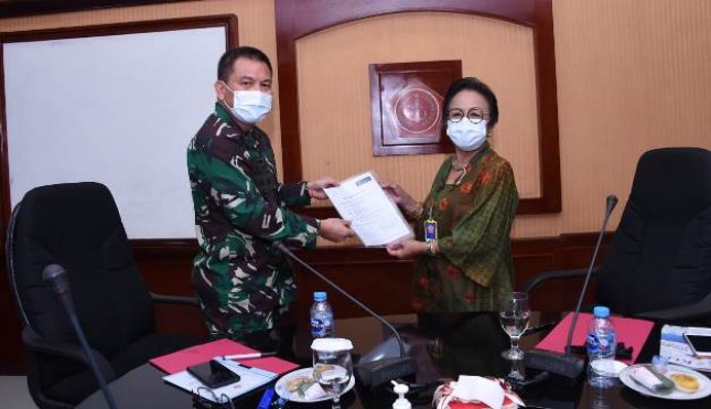 Mabes TNI Terima 300.000 Masker dari Yayasan UID dan PT. Gajah Tunggal 