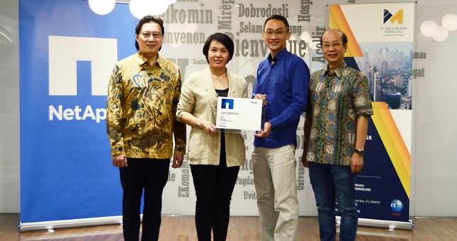 Foto : (Dari kiri ke kanan) Ridwan Agussalim - Channel Development Manager, Ana Sopia - Country Manager NetApp Indonesia, Yuwono Pranata - Presiden Direktur MBT, Rachmat Gunawan - Direkur CTI Group