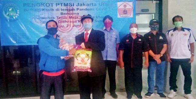 Pengkot PTMSI Jakarta Utara Salurkan Bantuan Sembako Kepada Komunitas Tenis Meja