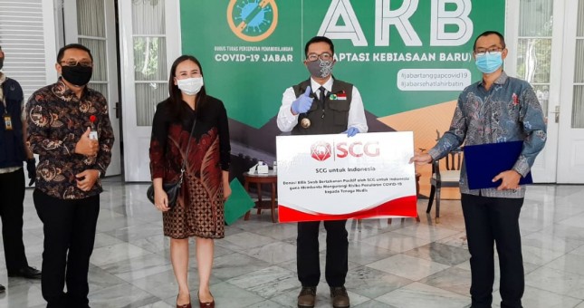 Penyerahan Secara Simbolis Donasi Berupa 11 Unit Bilik Swab Bertekanan Positif dari SCG Indonesia untuk Jawa Barat kepada Bapak Ridwan Kamil Selaku Gubernur Jawa Barat