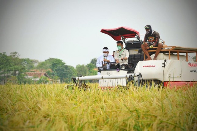 Menteri Pertanian Syahrul Yasin Limpo mencoba alat mesin pertanian (Doc: Kementan)