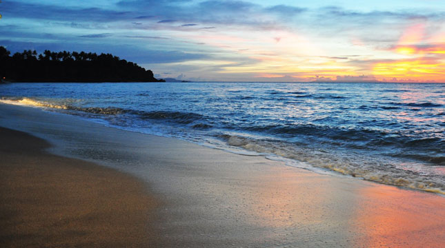 Suasana Sunset di Pantai Senggigi (Lombok Barat, Nusa Tenggara Barat) (Foto:anekatempatwisata.com)