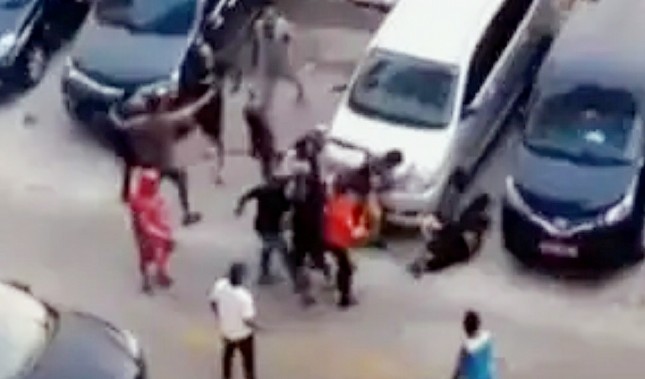 Video berdurasi singkat yang viral di media sosial memperlihatkan anggota Polisi yang bertugas dikeroyok WNA asal Nigeria di Apartemen Green Park View, Cengkareng, Jakarta Barat, sekitar pukul 12.00 WIB, Sabtu (27/6/2020). (Sumber KompasTV)