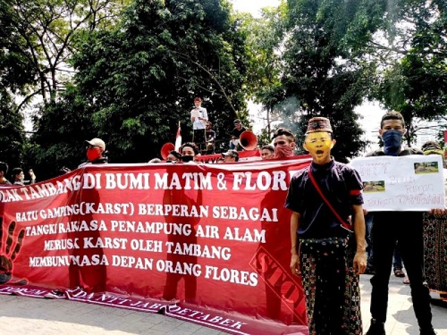 Para mahasiswa dan pemuda asal Provinsi Nusa Tenggara Timur (NTT) menggelar demo serentak di Jakarta dan Kupang pada Senin, 29 Juni 2020, sebagai respons atas rencana penambangan dan pendirian pabrik semen di Desa Satar Punda, Kecamatan Lambaleda, Kabupaten Manggarai Timur.