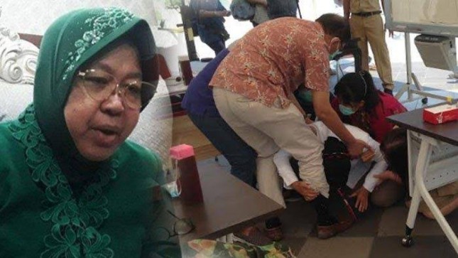 Wali Kota SurabayaTri Rismaharini saat sujud di hadapan dokter (Foto: Tribunnews)