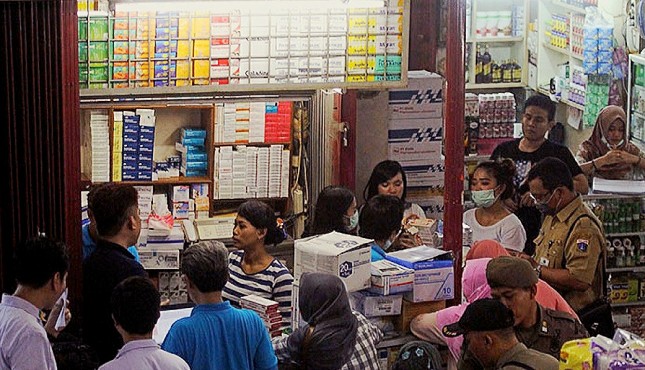 Ilustrasi masyarakat membeli obat di pasar pramuka (Mediaindonesia.com)
