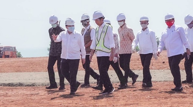 Menteri BUMN Erick Thohir saat mendampingi Presiden Jokowi meninjau kawasan industri terpadu Batang