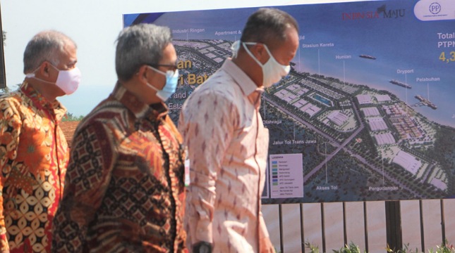 Menteri Perindustrian Agus Gumiwang Kartasasmita di sela kunjungan kerjanya mendampingi Presiden Joko Widodo pada agenda meninjau Kawasan Industri Batang