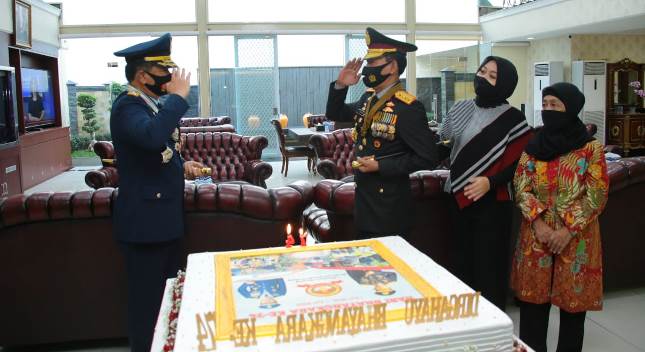  Panglima TNI Beri Kue Ultah kepada Kapolri di HUT Polri ke 74