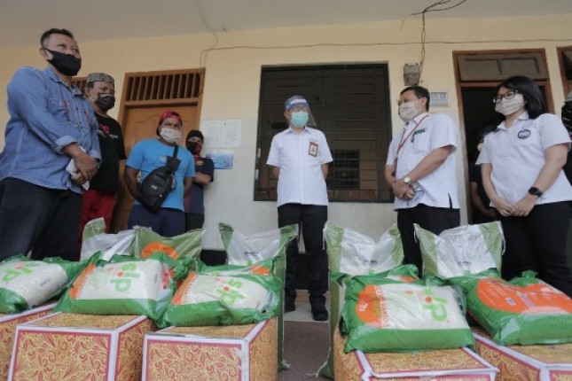 Ratusan Paket Sembako Donasi Pupuk Indonesia Bagi Masyarakat 