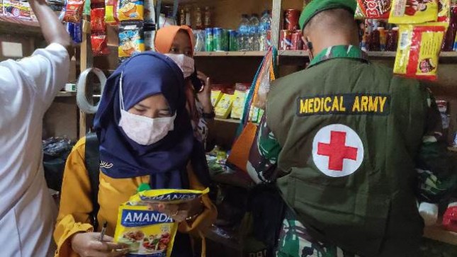 Satgas Yonif 125-Petugas Puskesmas Tingkatkan Kewaspadaan Makanan Masyarakat