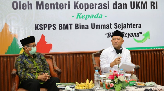 MenKopUKM Teten Masduki saat mengunjungi pengrajin batik binaan KSPPS BMT Bina Ummat Sejahtera, Rembang.