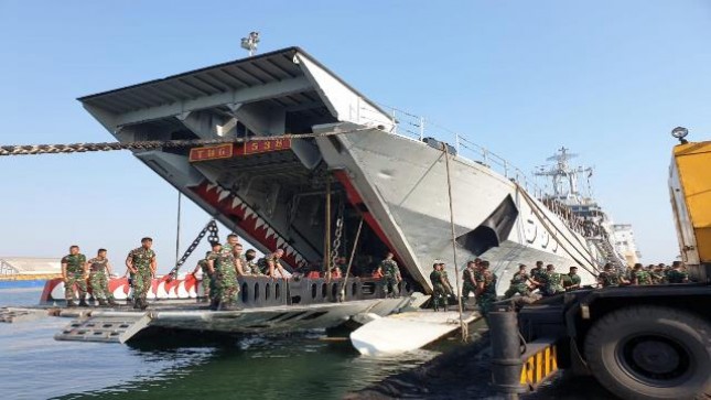 KRI Teluk Hading-538 Angkut Prajurit Yonmek Raider413 Bremoro Bertugas di Perbatasan