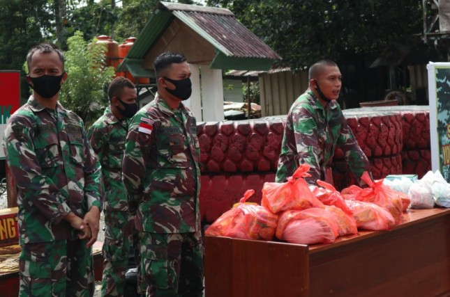 Prajurit Satgas Yonif 754 Membagikan Paket Bahan Makanan Kepada Masyarakat Kampung Nayaro Distrik Mimika Baru