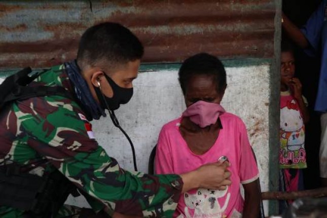 Dokter Satgas 754 Kostrad Keliling Kampung Nayaro Timika Papua