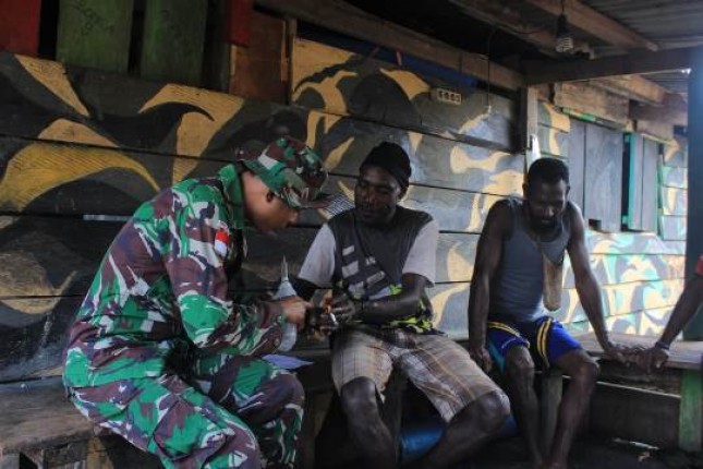 Masyarakat Aparuka Papua Berobat di Pos Satgas 754 Kostrad