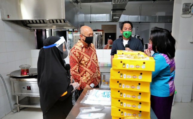 MenkopUKM Teten Masduki saat mengunjungi Dapur Bersama GoFood, di kawasan Bintaro, Tangerang Selatan