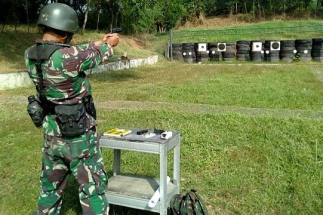 Atlet Binsat Yonif 1 Marinir Surabaya Latihan Menembak