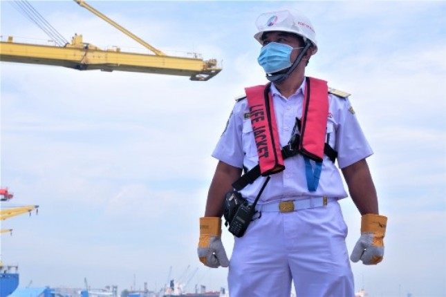 Petugas Pandu Pelindo 1 menggunakan Alat Pelindung Diri (APD) yang lengkap dan menerapkan protokol kesehatan saat menjalankan tugas pemanduan kapal.