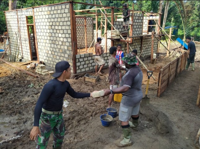 Kegiatan Membangun Rumah di Kampung Natabui