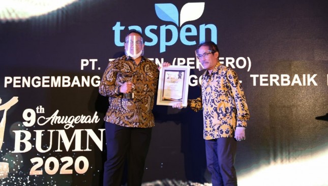 Direktur SDM, TI dan Kepatuhan TASPEN Feb Sumandar (kiri) menerima penghargaan predikat Terbaik III Pengembangan SDM Unggul Kategori BUMN dalam Anugerah BUMN 2020
