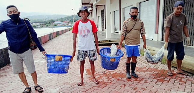 Ratusan Ikan Kakap Putih dipanen kelompok botol bekas di ambon untuk dikirim ke Secapa Jawa Barat