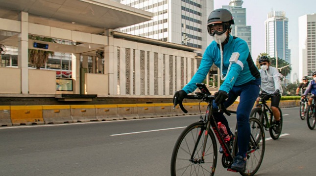 Menteri Perindustrian Agus Gumiwang Kartasasmita saat meluangkan waktu dengan berolahraga sepeda