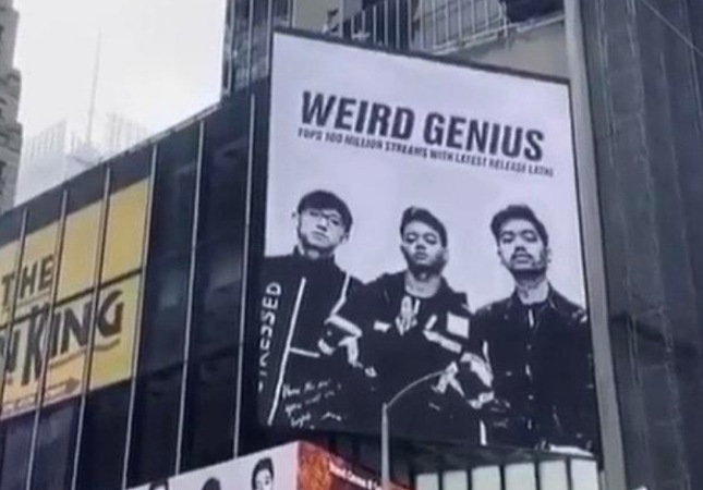 Penampakan group musik Weird Genius di Times Square AS