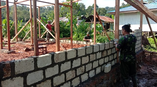 Pembangunan 13 Rumah Permanen Libatkan Satgas TMMD 108 Kodim 1709/Yawa