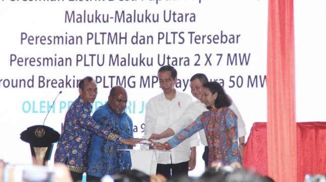 Presiden Jokowi saat meresmikan pembangkit listrik di Holtekamp, Distrik Muara Tami, Jayapura, Papua, Selasa (9/5). (Foto: Setkab/Anggun)