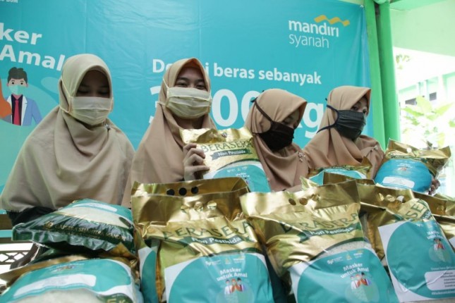 Bank Syariah Mandiri sebar masker ke kalangan milenial 