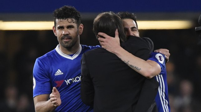 Penyerang Chelsea Diego Costa memeluk pelatih Antonio Conte. (Foto: Chelsea.com) 
