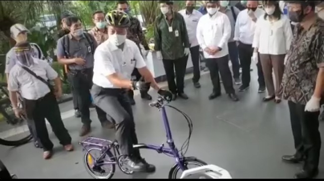 Menteri Perindustrian Agus Gumiwang Kartasasmita saat mencoba sepeda lipat United Bike