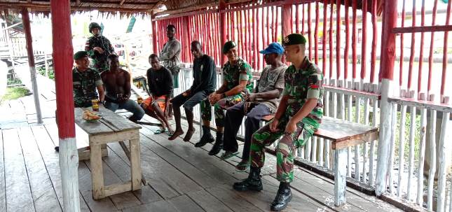 Prajurit Satgas 754 Kostrad Bersilaturahmi Ketua Adat Suku Suru Frans Kambe 