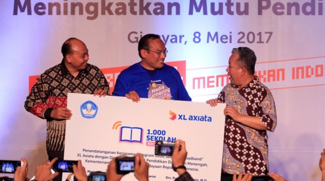 Chief Corporate Affairs XL Eka Bramantya Danuwirana (tengah) menandatangani kerja sama program 1.000 Sekolah "Broadband" di SMK Batu Bulan, Sukawati, Gianyar, Bali, Senin (8/5). (Rizki Meirino/INDUSTRY)