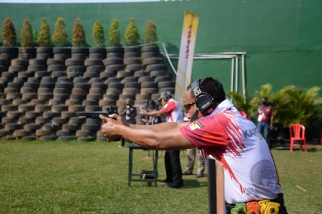 Dankormar Mayjen Suhartono Juara Pertama Menembak Pistol Kapolri Cup 2020