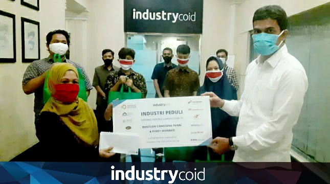 CEO Industry.co.id, Nandi Nanti saat melakukan serah terima bantuan langsung tunai dan paket sembako untuk warga dan anak yatim terdampak Covid-19 (Foto: Dok. Industry.co.id)