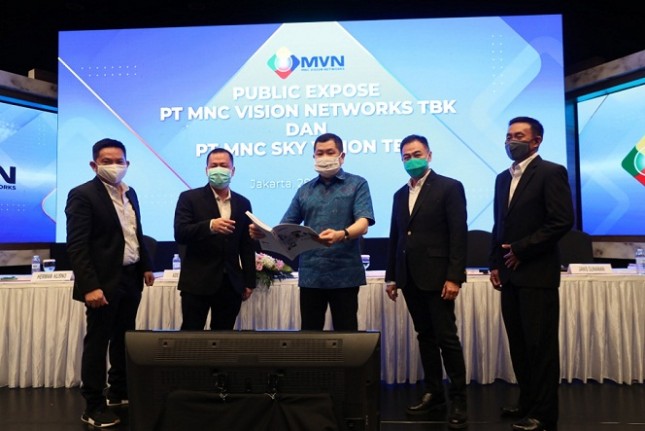 Executive Chairman MNC Group, Hary Tanoesoedibjo (tengah), berpose bersama Direksi PT MNC Sky Vision Tbk dan PT MNC Vision Network Tbk usai acara paparan publik kedua perseroan di Jakarta, Selasa (28/07/2020)